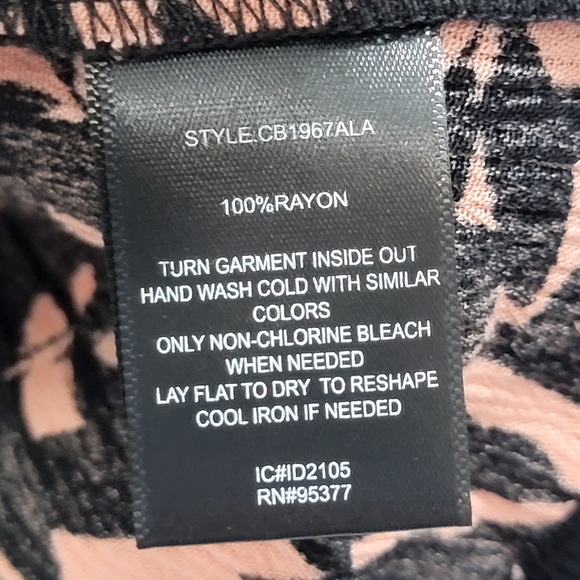 💥Sanctuary Black and Coral-Pink Off The Shoulder Leaf Pattern Blouse Size XS - Picture 9 of 10